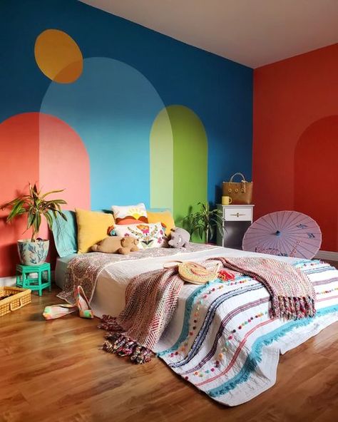 Cool Interior Paint Ideas, Fun Painting Wall Ideas, Unique Ways To Paint A Room, Funky Painted Walls Interiors, Diy Boho Mural, Colorful Interior Paint Ideas, Colorful Wall Mural Interiors, Cool Artwork For Walls, Colourful Bedroom Inspirations