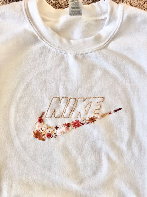 Nike Vinyl Sweatshirt, Diy Rhinestone Shirt Ideas, Diy Nike Embroidery, Cute Sweatshirt Designs Embroidery, Embroidery People Outline, Hand Embroidered Sweaters, Embroidery Designs For Sweatshirts, Embroidery Designs Hoodie, Embroidery Designs Tshirt