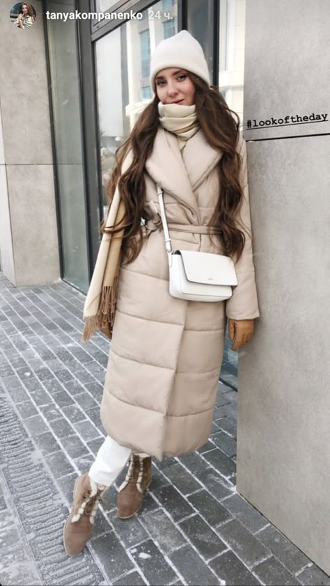 Beige Puffer Coat Outfit, Puffer Vest Fashion, Nyc Winter Outfits, Nude Outfits, Creative Fashion Photography, Winter Outfits Warm, Lit Outfits, Modest Dresses Casual, Anna Wintour