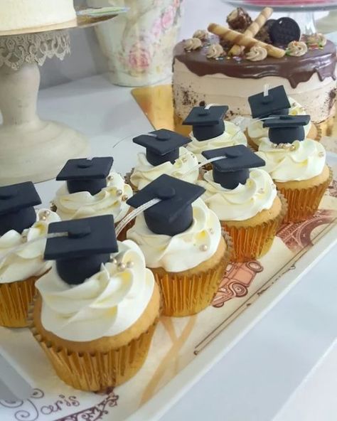 65+ DIY Graduation Party Ideas and Decorations | HubPages Diy Graduation Party Ideas, Graduation Party University, Graduation Party Food Ideas, Diy Graduation Party, Graduation Cake Pops, Graduation Party Food, Trendy Recipes, Graduation Party Pictures, Graduation Party Desserts