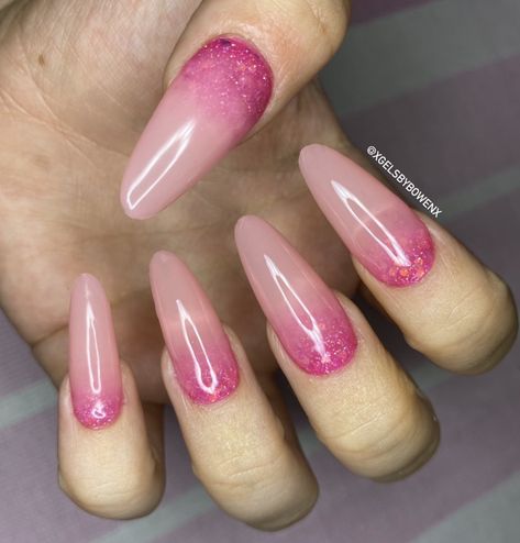 Pink gel polish nails with reverse ombré detailing Ombré Nails Oval, Reverse Ombre Nails, Pink Nail Design Ideas, Pink Nail Design, Black Chrome Nails, Reverse Ombre, Nails Oval, Sunset Nails, Ombre Manicure