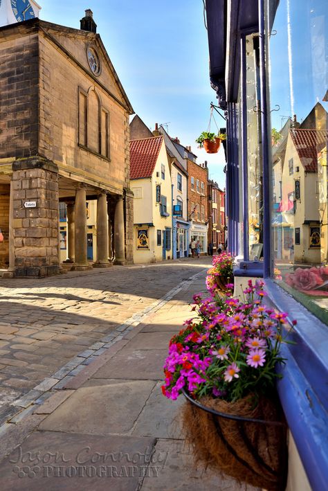 Whitby England Aesthetic, British Villages, Whitby England, Uk Aesthetic, Yellowstone Vacation, Shell Island, England Aesthetic, Cobbled Streets, Scenery Photography