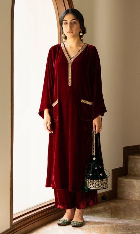 Velvet Kurta Designs, Pakistani Wedding Bridesmaids, Wedding Bridesmaids Dress, Velvet Suit Design, Indian Dress Up, Velvet Kurta, Kurta With Palazzo, Dress Pakistani, Kurta For Women