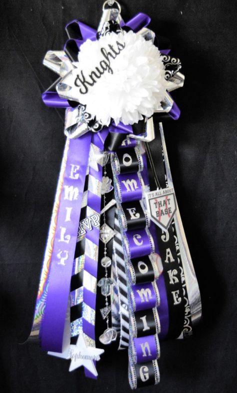 Independence High School Garter #homecomingmums #texas #mumsinc #frisco Homecoming Dates, Mums And Garters, Texas Mums, Homecoming Corsage, Football Mums, Texas Homecoming Mums, Homecoming Garter, Football Crafts, Mums The Word