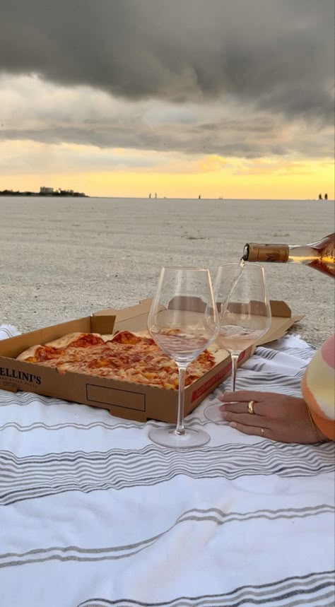 Wine And Pizza, Beach Dinner, Beach Date, Beach Night, Picnic Date, Wine Night, Negroni, Summer Bucket Lists, A Pizza