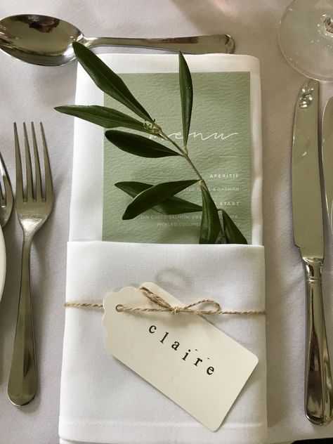 Wedding Table Settings Without Plates Napkins, Napkin Folds Wedding, Napkin Folding Ideas Wedding, Wedding Dinner Table Setting, Wedding Plate Setting, Elegant Wedding Themes, Black And White Wedding Theme, Greenery Wedding Decor, Tafel Decor