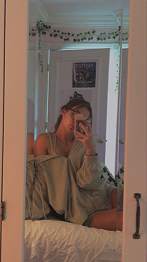 Mirror Selfie Poses Sitting On Bed, Bed Mirror Pics, Morning Selfie Bed, Selfie In Bed Ideas, At Home Mirror Selfie, Bed Selfie Aesthetic, Bed Mirror Selfie, Cute Mirror Selfie, Bed Pose