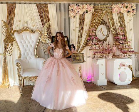 Blush Quinceanera Theme, Quinceañera Backdrop Ideas, Quinceañera Backdrop, Sweet 16 Backdrop Ideas, Quinceanera Green, Quinceañeras Ideas, Butterfly Quinceanera Theme, Butterfly Quince, Rose Gold Quince