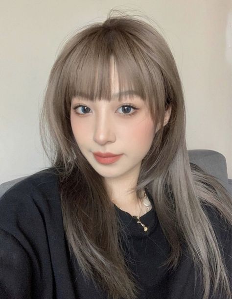 Smoky Beige Balayage, Korean Ash Blonde Hair, Korean Girl Hair Color, Hair Color Korean, Asian Brown Hair, Hair Color Ash, Blonde Asian Hair, Hidden Hair Color, Ashy Hair