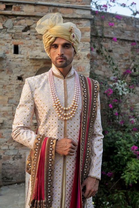 Pinterest: @pawank90 Groom Pagdi Indian, Pheta Turban, Groom Pagdi, Indian Wedding Suits Men, Dupatta Draping, Indian Groom Dress, Indian Wedding Clothes For Men, Best Indian Wedding Dresses, Sherwani For Men Wedding