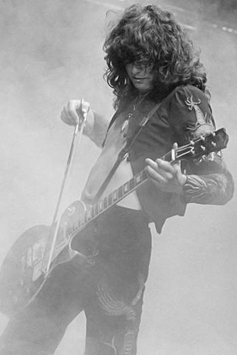 Jimmy Page Guitarist Photography, Led Zeppelin Live, Terry O Neill, Best Guitar Players, Heavy Metal Art, Rock Guitarist, Led Zep, Robert Plant, Jimmy Page