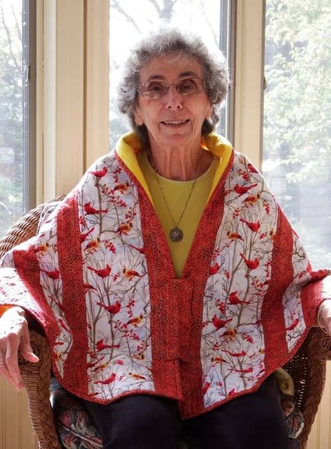 Quilted Hug Project Quilted Hug Project, Quilted Shawl, Poncho Pattern Sewing, Quilted Jacket Pattern, Beginner Quilting Projects, Prayer Shawl Patterns, Sewing Circles, Quilted Clothes, Prayer Shawl