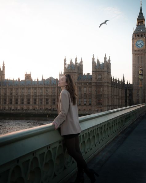 🕊️ #London #Portrait #Photography #PhotographerinLondon #FindPhotogtapher #Photographernearme #portraitphotography #londonphotography #londonphotographer #photographerlondon London Portrait Photography, Train Station Photoshoot, London Photography Instagram, London Street Photography, London Streets, Street Girl, London Photographer, Street Portrait, London Photography