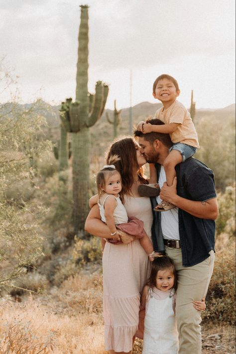 3 Under 3, Christmas Outfits For Family Pictures, Fall Photo Shoot Outfits, Desert Photoshoot, Family Photoshoot Poses, Family Portrait Poses, Family Nature, Photography Poses Family, Family Photo Pose