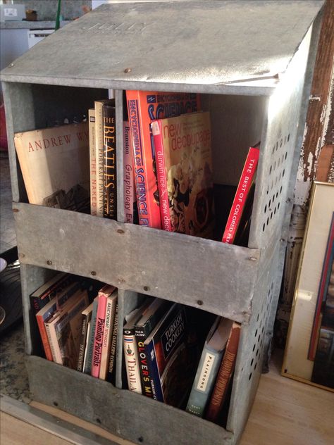 A vintage chicken nesting box now repurposed to hold and organize my books! Nesting Boxes Ideas, Box Decorating Ideas, Nesting Boxes Decor, Nesting Boxes Diy, Awesome Chicken, Chicken Boxes, Chicken Coop Decor, Nest Boxes, Boxes Ideas