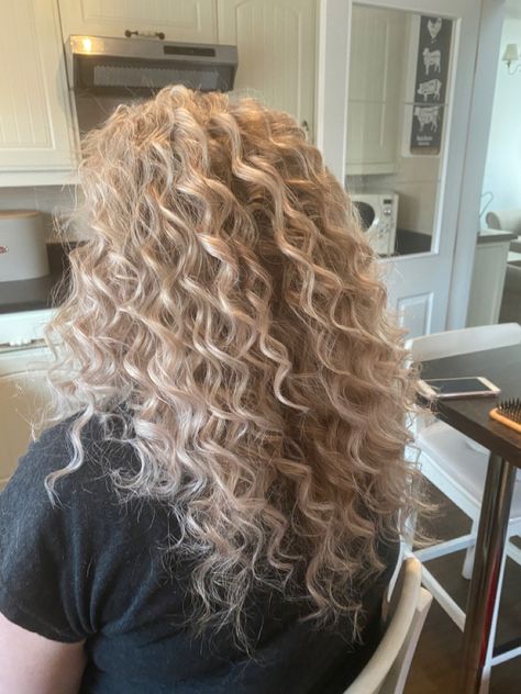 Pencil Curls Hairstyles, Perms For Long Hair, Blonde Perm, Blonde Platinum Hair, Perm Styles, Pencil Curls, Curled Hairstyles For Medium Hair, School Portfolio, Long Hair Perm