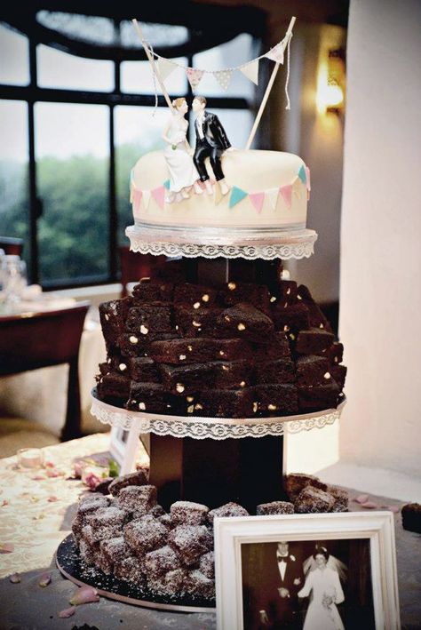 Brownie Wedding, Brownie Wedding Cakes, Wedding Cake Fillings, Wedding Brownies, Different Wedding Cakes, Cake Brownie, Wedding Cake Alternatives, Wedding Cake Tops, Classic Wedding Cake