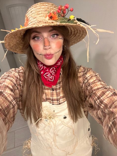 Scarecrow And Crow Costume, Cute Scarecrow Costume, Scarecrow Costume Women, Diy Adult Halloween Costumes, Diy Scarecrow Costume, Halloween Costumes Scarecrow, Handmade Halloween Costumes, Scarecrow Costume, Classy Halloween Costumes