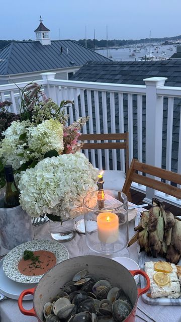 Summertime dinner party in new england. Outdoor dinner with clams Coastal Dinner Party Aesthetic, Hamptons White Party Aesthetic, Nantucket Dinner Party, Nancy Meyers Dinner Party, New England Dinner, Hamptons Dinner Party, Coastal Dinner Party, Hosting Aesthetic, Nantucket Aesthetic