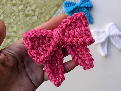 Easy Crochet Bow Free Pattern - Crochet Bits Crochet Bows Free Pattern, Easy Hair Bows, Crochet Bow Pattern, Crochet Hair Bows, Bow Keychain, Crochet Bow, Free Pattern Crochet, Crochet Collection, Crochet Bows