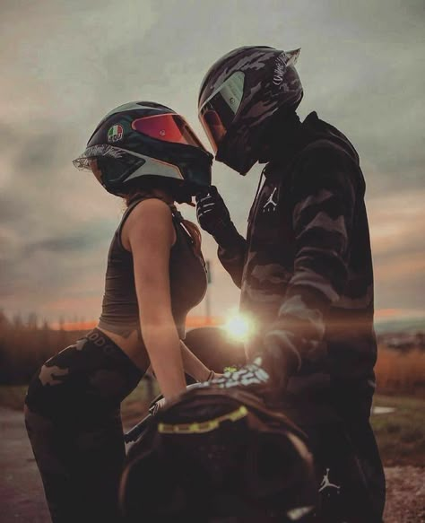 Motorcycle Portrait, Sepeda Motor Sport, Motorcycle Shoot, Motorcycle Couple Pictures, Motorcycle Photo Shoot, Xe Ducati, Bike Couple, Biker Couple, Motorcycle Couple