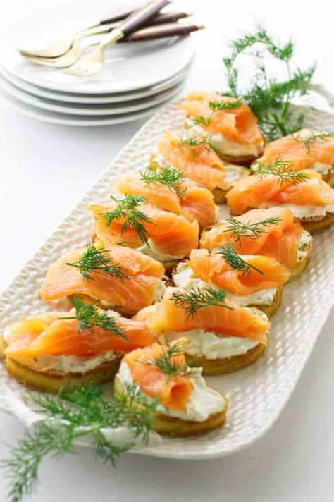 Starters Recipes Dinner Party, International Appetizers, Smoked Salmon Appetizers, Smoked Salmon Crostini, Salmon Crostini, Starters For Dinner, Crostini Appetizer, Dinner Party Starters, Salmon Appetizer