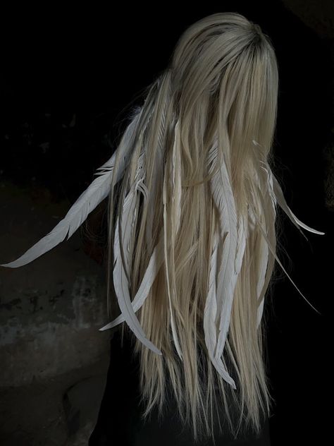 https://pbs.twimg.com/media/GEpcAf8aoAASsdf?format=jpg&name=medium Hand Of The King, How To Disappear, Concept Clothing, Fantasy Hair, Feathered Hairstyles, Junk Drawer, Pose Reference Photo, Grow Out, Arabesque