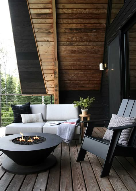 Outdoor Cabin Furniture, Cabin Patio Furniture, Cabin Balcony Ideas, Cabin Deck Furniture, Cabin Patio Ideas, Cabin Outdoor Ideas, Black Cabin Interior, Cabin Deck Ideas, Cabin Balcony