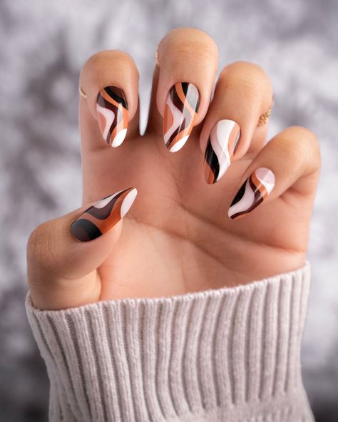 Brown swirl nails Nails With Wavy Lines, Brown Swirl Nails, Fall Swirl Nails, Wavy Nails, Orange And Brown Nails, Black French Manicure, Best Press On Nails, Short Almond Nails, Long Press On Nails