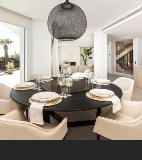 Modern Dining Room With Round Table, Black Round Dining Table Styling, Circular Dinner Table, Circle Table Dining Room, Circle Dining Table Decor, Black Dining Table Decor Ideas, Round Dinning Room Table, Circular Dining Room Table, Dining Room Buffet Table Decor