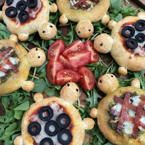 Pizza Shape Ideas, Fun Pizza Shapes, Frog Shaped Pizza, Turtle Food Ideas, Cute Pizza Ideas, Frog Pizzas, Turtle Themed Food, Turtle Snacks For Kids, Animal Pizza