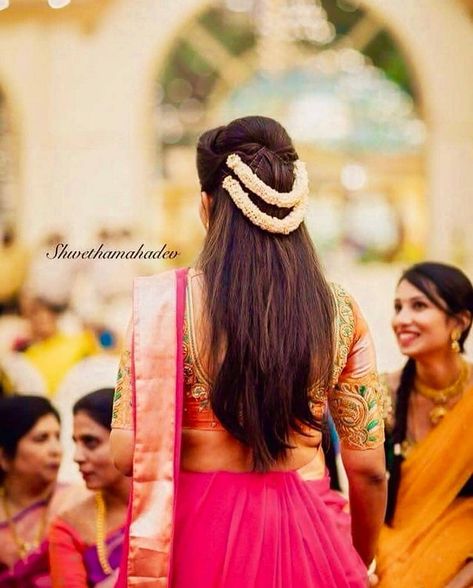 She is creating style statement in this beautiful pink saree and the simple hair style is beautiful😍💓 . . Mua @makeupbyshwethamahadev . .… Hairstyles For Half Saree Function, Onam Hairstyle, South Indian Hairstyle, Engagement Hairstyle, South Indian Wedding Hairstyles, Hairstyles For Indian Wedding, Bridal Hairstyle Indian Wedding, Bridal Capelet, Hair Style On Saree