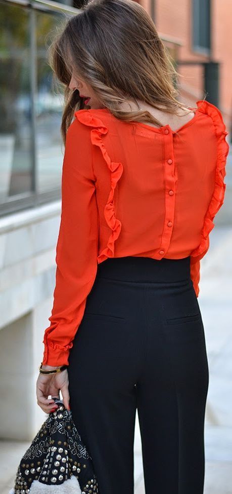 Office look | Red ruffling blouse with high waist black pants #legs Comfy Blouse, Mode Tips, Walking Down The Street, Blazer Outfit, Orange Top, Outfit Trends, Business Outfit, Work Wardrobe, Inspiration Mode