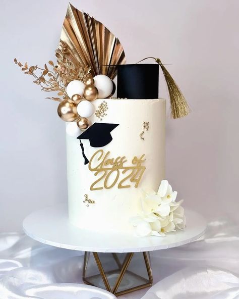 13 Amazing Graduation Cake Ideas For Beginner And Pro Bakers. - The Perfect Cake Idea Cake Ideas For Graduation Party, Get Together Cake Design, Graduation College Cake, Cake Decorating Graduation, Class Of 2024 Cake Ideas, High School Graduation Cakes 2024, Graduation Cake Designs 2024, Graduation Cake Ideas 2024, Cake Ideas For Graduation