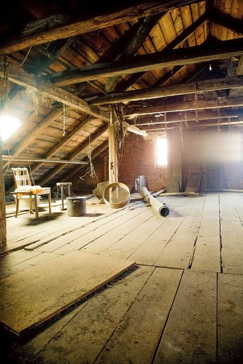 Old Wooden House Interior, Abandoned Attic, Wooden Attic, Dollhouse Attic, Victorian Attic, Interior Sketching, Old Attic, 18th Century House, Pretty Furniture