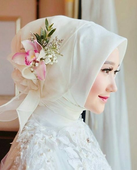 Headpiece Wedding Hijab, Dress Wisuda, Headpiece Hijab, Mua Photoshoot, Makeup Akad, Hijab Prom Dress, Muslim Wedding Hijab, Muslim Wedding Photos, Aquarium Architecture