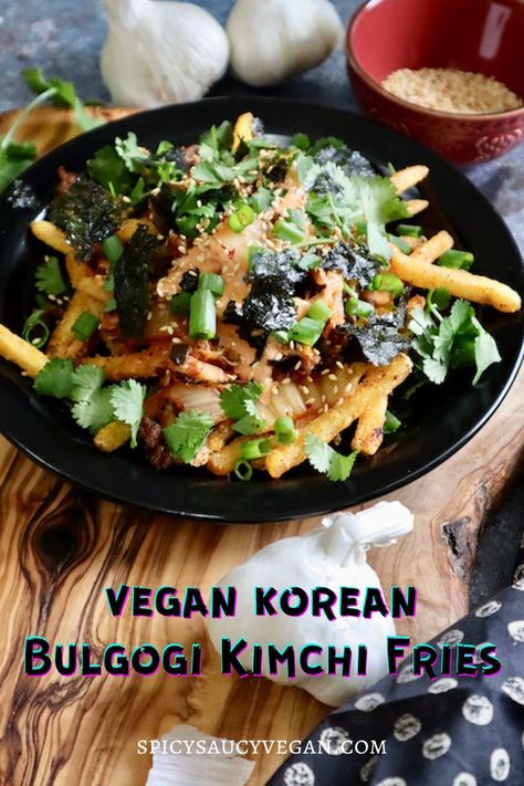 This is an image or vegan Korean Bulgogi Kimchi Fries in a black plate topped with gochujang mayo, green onions, sesame seeds, toasted seaweed and cilantro. Gochujang Mayo, Kimchi Fries, Bulgogi Marinade, Korean Bulgogi, Vegan Main Course, Paprika Potatoes, Vegan Mayonnaise, Marinade Recipes, Bulgogi