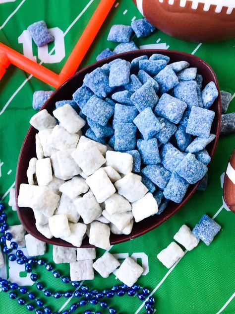 Blue Puppy Chow Recipe, Football Puppy Chow, Colored Puppy Chow, Blue Appetizers Color, Blue And White Desserts, Bluey Birthday Snacks, Blue Snacks For Color Party, Bluey Graduation, Blue Puppy Chow