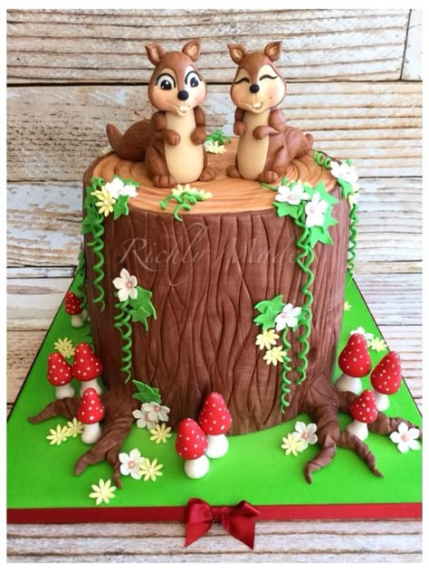 Squirrel treestump cake - Cake by Madelyn Bambi Cake, Squirrel Cake, Animals Fondant, Bear Decorations, Nature Cake, Fox Cake, Woodland Cake, Fondant Animals, Fairy Cakes