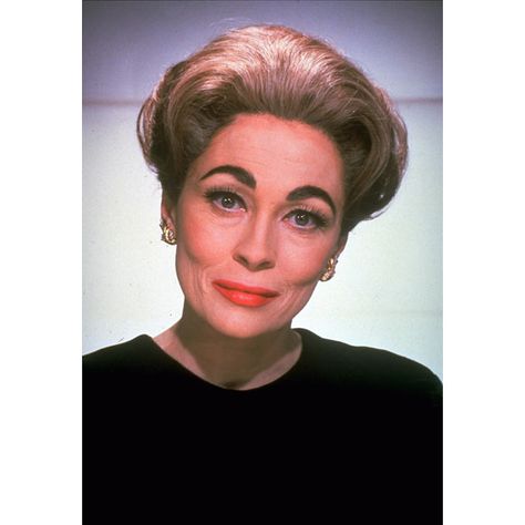 1981: Actress Faye Dunaway as the late actress Joan Crawford in "Mommie Dearest". She later blamed this film for ruining her career Mommie Dearest, Faye Dunaway, Mommy Dearest, Cool Blonde, Picture Movie, Close Up Portraits, Joan Crawford, Paramount Pictures, Classic Movies