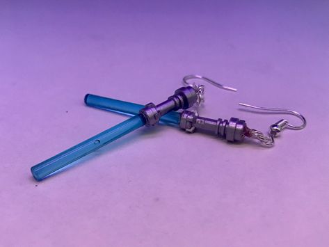 Lightsaber Earrings, Fashion Problems, Star Wars Earrings, Star Wars Lightsaber, Star Wars Jewelry, Fandom Jewelry, Star Wars Accessories, Diy Wire Earrings, Homemade Earrings