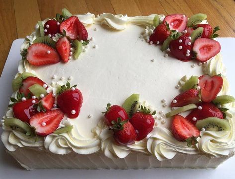 Strawberry cake Sheet Cakes Decorated, Super Torte, Fresh Fruit Cake, Patisserie Fine, Pretty Birthday Cakes, Cake Icing, Icing Recipe, Savoury Cake, White Cake