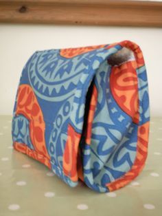 Towelling toiletries bag | Soresourceful Toiletry Bag Pattern, Clutch Pattern, Picture Tutorial, Hanging Toiletry Bag, Camping Holiday, Bag Pattern Free, Sewing Bags, Diy Bags Purses, Sewing Purses