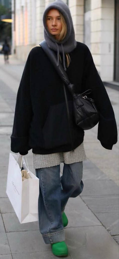 Layering Outfits Fall Street Styles, Layered Clothes Aesthetic Winter, Aw 2023 Street Style, Over Layer Outfit, Streetstyle Fall 2023, Winter Street Style 2023 Women, Layered Winter Outfits Street Style, Cold Weather Street Style, New York Street Style Fall 2023