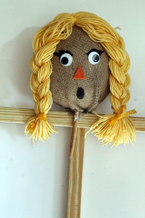 Scarecrow Frame, Building A Scarecrow, Build A Scarecrow, Scarecrow Diy, Punk Ideas, Scarecrows For Garden, Diy Scarecrow, Outdoor Nativity, Girl Scout Activities