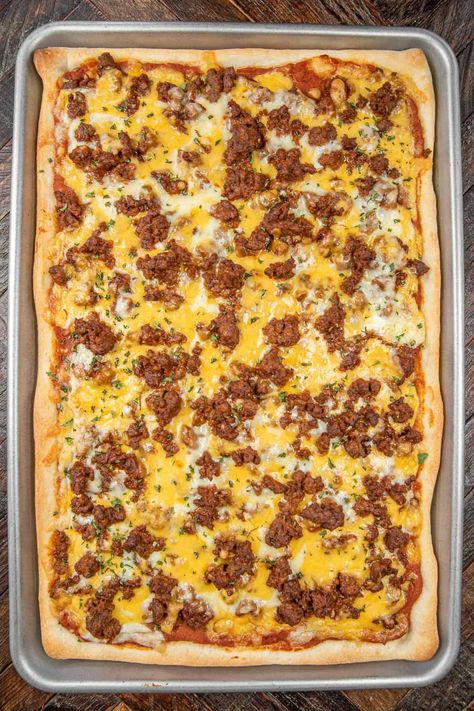 Easy Taco Pizza Recipe – seriously delicious!! A fun twist to taco night. Refrigerated pizza crust topped with refried beans, taco sauce, ground beef, taco seasoning, and cheese. Top pizza with your favorite taco toppings!! Everyone loved this pizza and asked to have it again this week! Such an easy weeknight dinner recipe! Pizza plus Tacos equals HEAVEN! Pillsbury Pizza Crust Recipes, Tacos Dinner, Easy Taco Pizza, Beef Taco Seasoning, Pizza Taco, Taco Pizza Recipes, Mexican Pizza Recipe, Beef Pizza, Ground Beef Taco