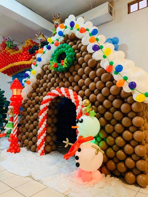 Balloon Gingerbread House Tutorial, Gingerbread House Balloons, Balloon Gingerbread House, Link Balloons, Balloon Walls, Christmas Balloon Decorations, Balloon Template, Holiday Balloons, Balloon House