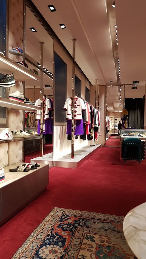 Gucci Boutique Interior, Gucci Moodboard, Clothes Shop Design, Italian Boutique, Shops In London, Magnolia Parks, Gucci Suit, Gary Sinise, Cloth Shop