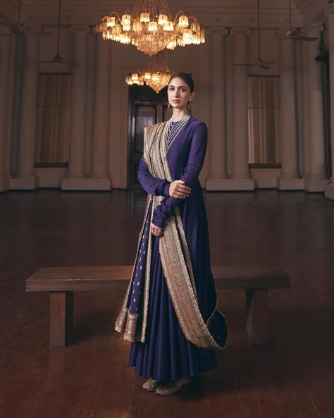 Jayanti Reddy Anarkali Suits, Khada Dupatta Designs Pakistani, Double Dupatta Draping Styles, Jumpsuit Saree, Sabyasachi Dresses, Plain Anarkali, Dupatta Styling, Purple Anarkali, Dupatta Draping