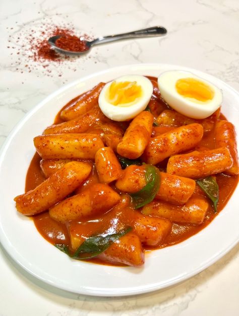 Tteokbokki Recipe, Korean Rice Cake, Rice Cake Recipes, Sweet Glaze, Red Dishes, Spicy Rice, Asian Street Food, Street Vendors, Korean Street Food